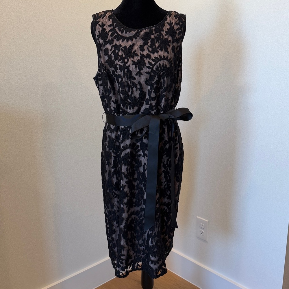 Elegant Black Lace Dress for Any Occasion!
